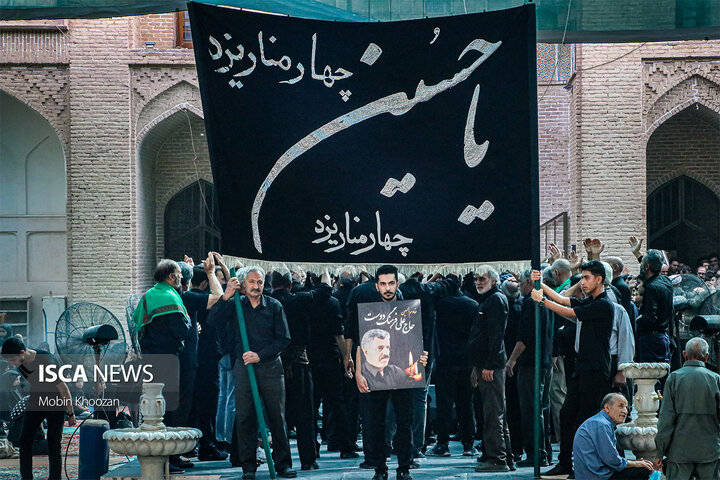تجمع باشکوه هیئت‌های عزاداری به مناسبت سومین روز شهادت امام حسین(ع) در مسجد ملا اسماعیل یزد
