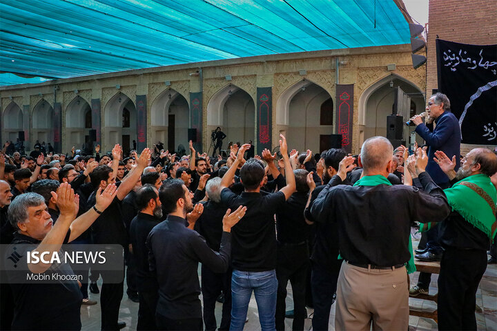 تجمع باشکوه هیئت‌های عزاداری به مناسبت سومین روز شهادت امام حسین(ع) در مسجد ملا اسماعیل یزد