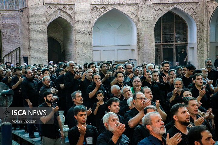 تجمع باشکوه هیئت‌های عزاداری به مناسبت سومین روز شهادت امام حسین(ع) در مسجد ملا اسماعیل یزد