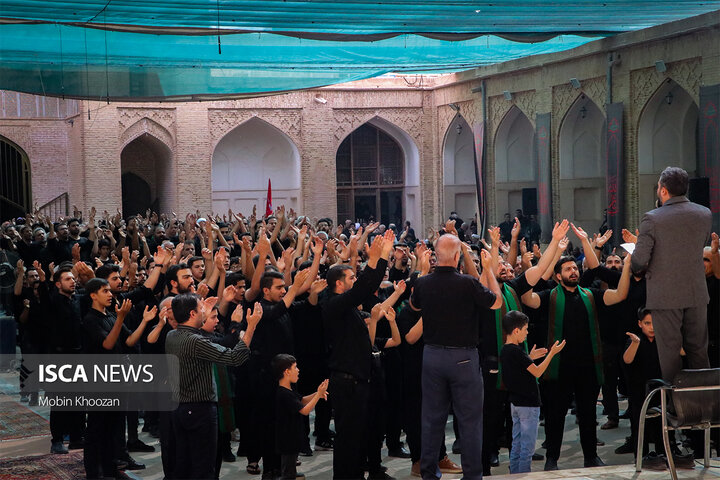 تجمع باشکوه هیئت‌های عزاداری به مناسبت سومین روز شهادت امام حسین(ع) در مسجد ملا اسماعیل یزد