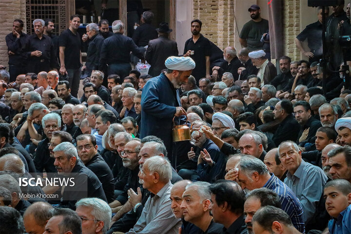 تجمع باشکوه هیئت‌های عزاداری به مناسبت سومین روز شهادت امام حسین(ع) در مسجد ملا اسماعیل یزد