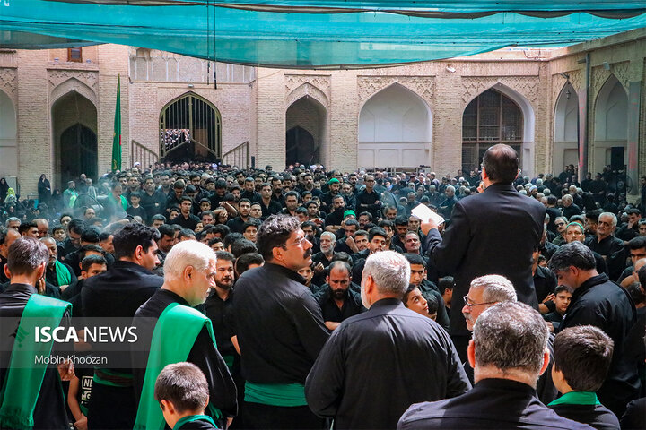 تجمع باشکوه هیئت‌های عزاداری به مناسبت سومین روز شهادت امام حسین(ع) در مسجد ملا اسماعیل یزد
