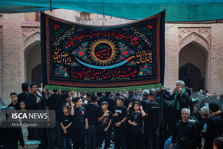 تجمع باشکوه هیئت‌های عزاداری به مناسبت سومین روز شهادت امام حسین(ع) در مسجد ملا اسماعیل یزد