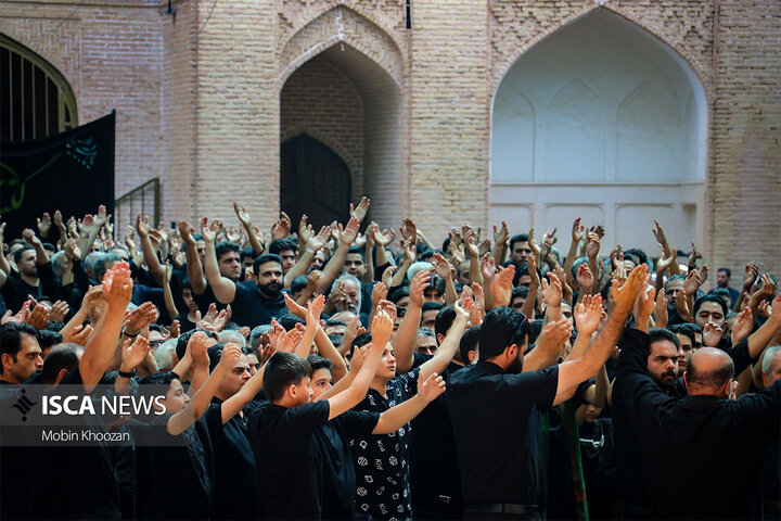 تجمع باشکوه هیئت‌های عزاداری به مناسبت سومین روز شهادت امام حسین(ع) در مسجد ملا اسماعیل یزد