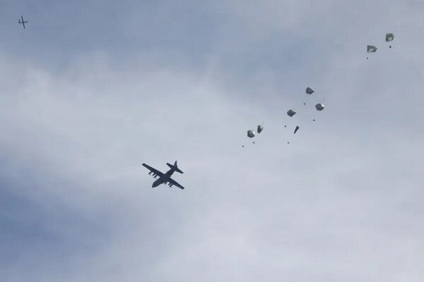 حماس: پرتاب هوایی کمک‌های بشردوستانه یک نمایش است