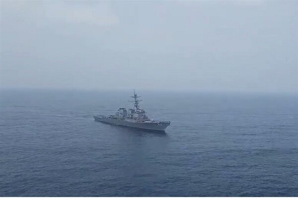 هشدار بالگرد نیروی دریایی ارتش به ناوشکن آمریکایی در دریای عمان