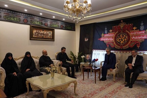 دیدار حدادعادل به نمایندگی از رهبر انقلاب با خانواده شهید طهرانچی