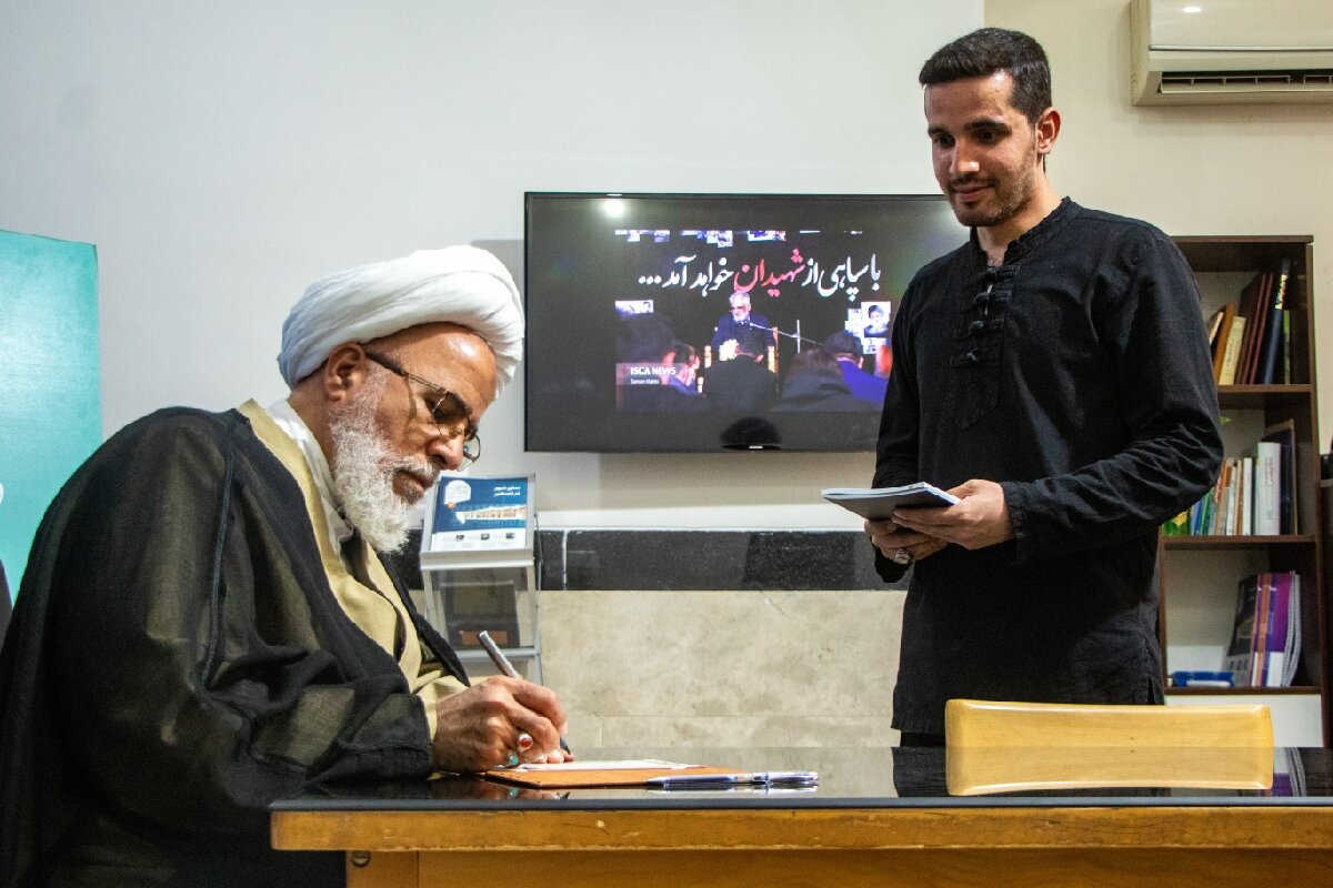 جوانان با جهاد تبیین، روایتگر حقیقت انقلاب باشند