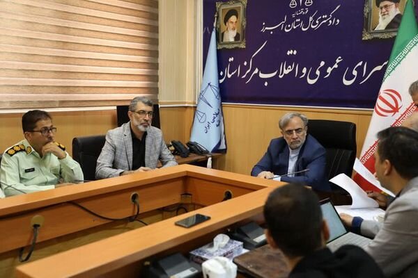 با کافه‌های بدون مجوز مطابق قانون برخورد شود