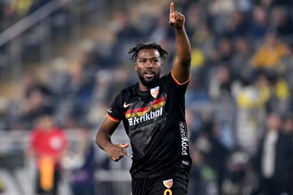 ستاره جدید استقلال در امارات با لباس عربی + عکس