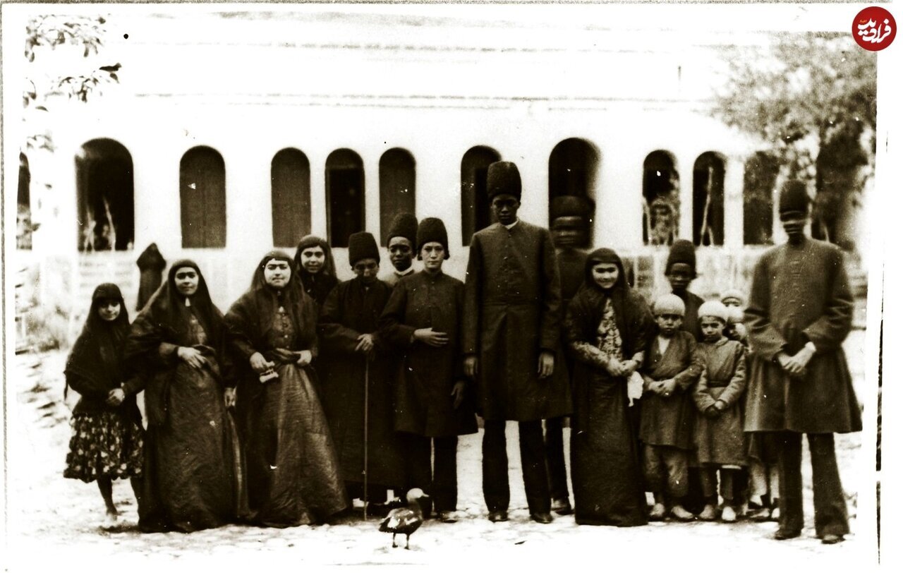 گروهی از زنان ناصرالدینشاه و خواجههای آفریقایی در کرج + عکس