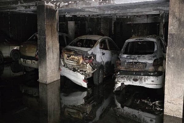 آتش سوزی مجتمع مسکونی در تهران/ سه خودرو در آتش سوخت و ۱۴ نفر نجات یافتند