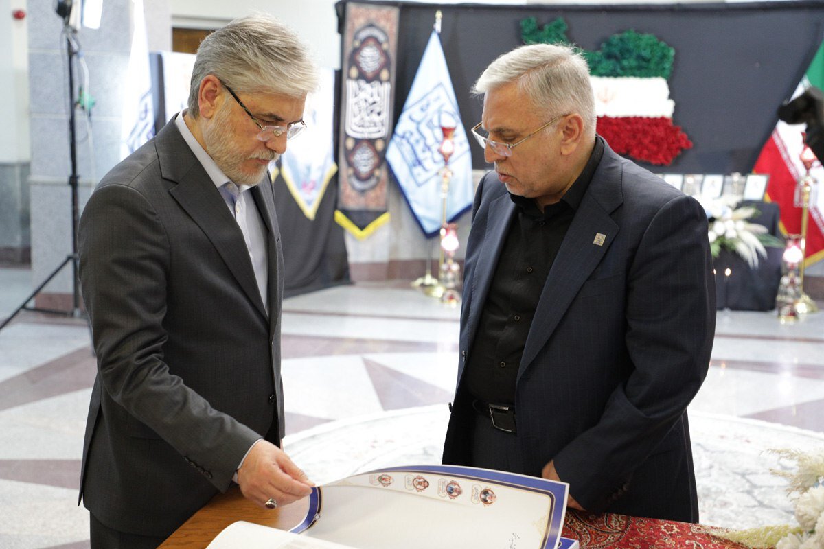 امضای رئیس جمهور پای دفتر یادبود شهدای هسته‌ای