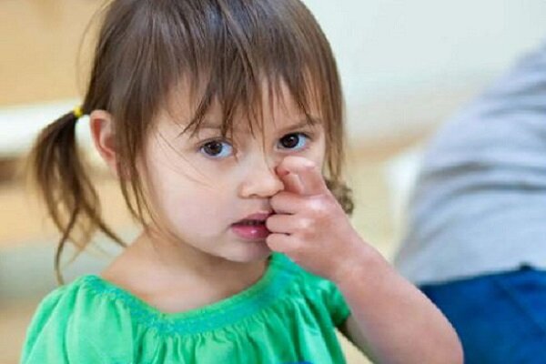 انگشت در بینی‌تان نکنید، آلزایمر می‌گیرید!