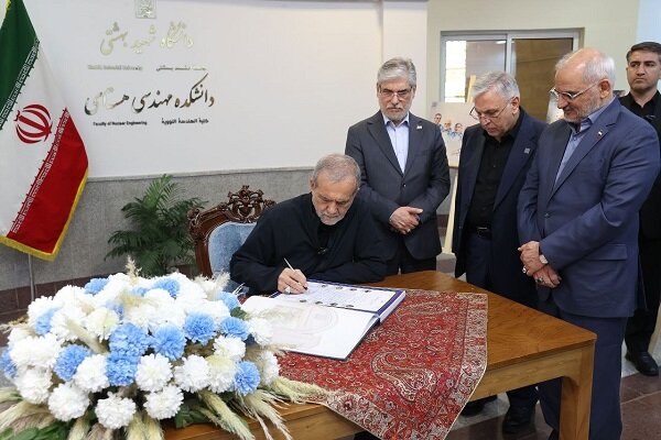 امضای رئیس جمهور پای دفتر یادبود شهدای هسته‌ای