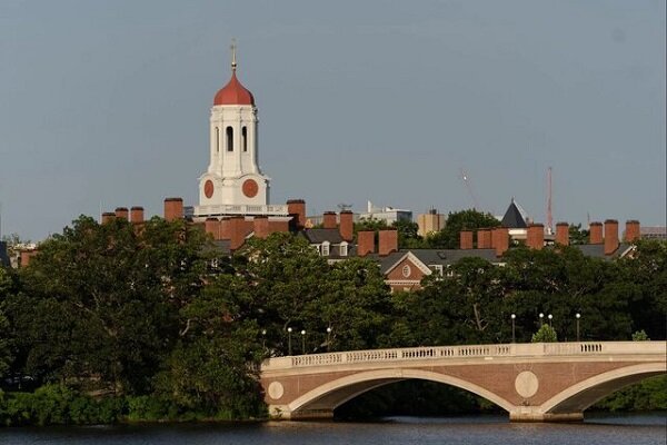 اعتراض ۱۴ هزار استاد و دانشجو به احتمال توافق هاروارد با دولت ترامپ