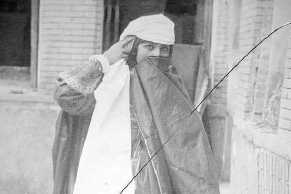 نگاه خاص زن جوان قاجاری از پشت روبند +  عکس