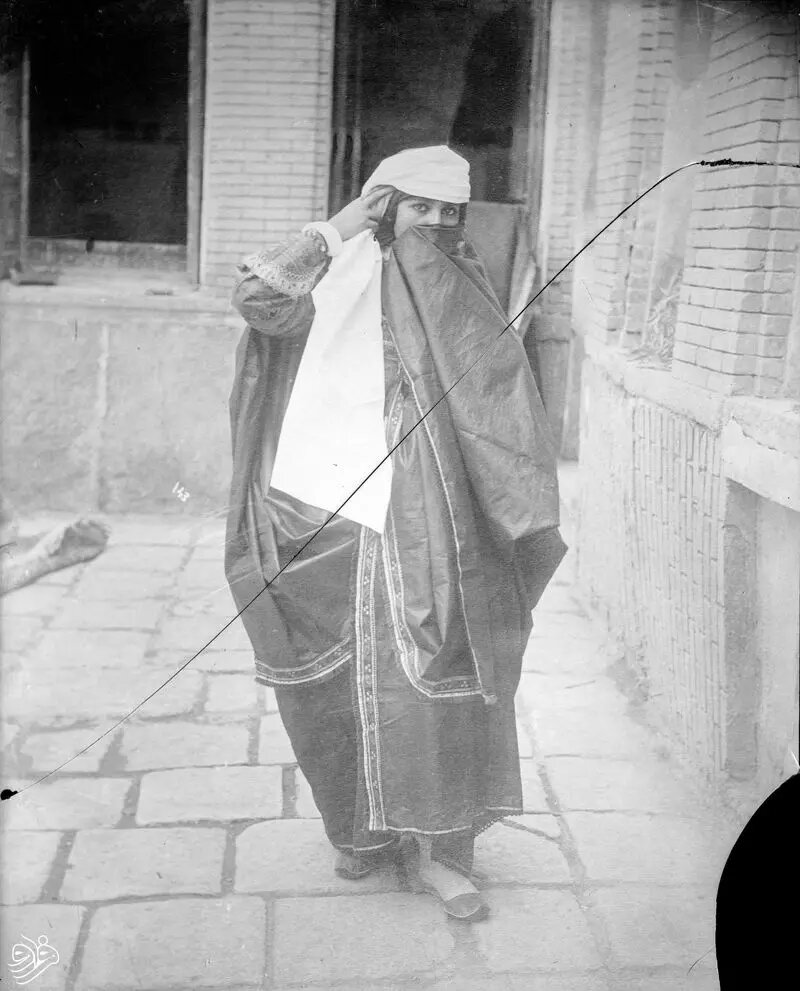 نگاه خاص زن جوان قاجاری از پشت روبند + عکس