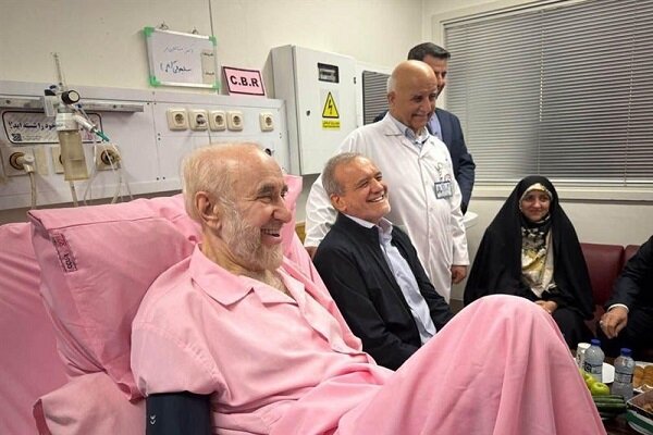 پزشکیان به عیادت خاتمی رفت