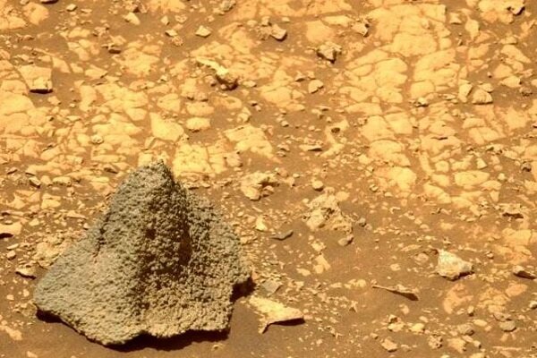 کشف یک کلاهخود سنگی در مریخ + عکس