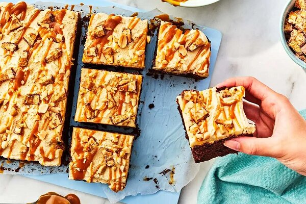 آموزش شیرینی پزی / طرز تهیه کیک شکلاتی اسنیکرز