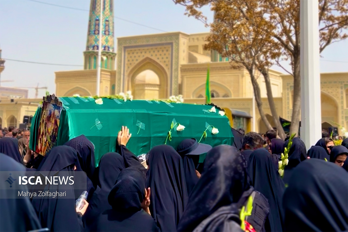 طنین عزای یزدی‌ها در آیین ۱۲۰۰ ساله تشییع نمادین پیکر امام رضا(ع)؛ پیوند معنوی «دارالعباده» و «مشهدالرضا»