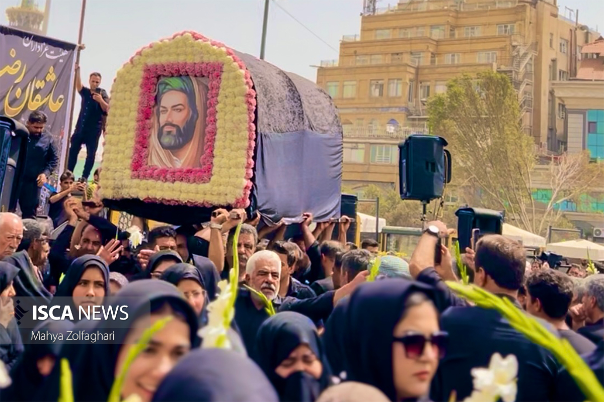 طنین عزای یزدی‌ها در آیین ۱۲۰۰ ساله تشییع نمادین پیکر امام رضا(ع)؛ پیوند معنوی «دارالعباده» و «مشهدالرضا»