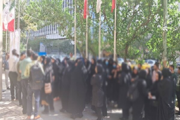 تجمع داوطلبان آزمون استخدامی آموزش و پرورش مقابل وزارتخانه/ معلمی تخصص می‌خواهد نه امتیاز فرزند، تاهل و اشتغال + فیلم