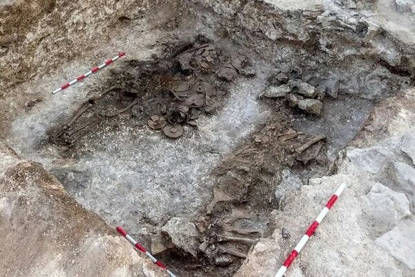 کشف اسکلت ۲۱۰۰ ساله با تاج زرین