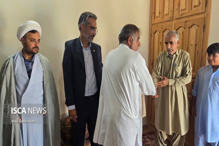 غبارروبی مزار شهدا و دیدار با خانواده شهید بچوه در هفته تعاون چابهار