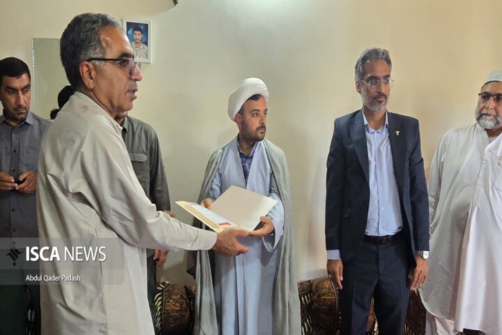 غبارروبی مزار شهدا و دیدار با خانواده شهید بچوه در هفته تعاون چابهار