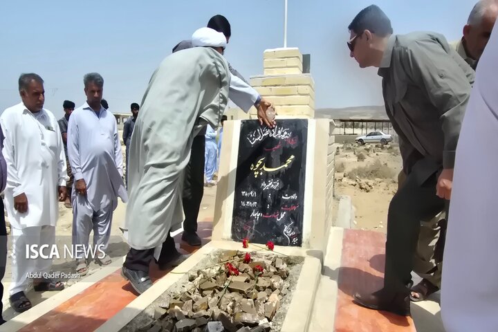 غبارروبی مزار شهدا و دیدار با خانواده شهید بچوه در هفته تعاون چابهار