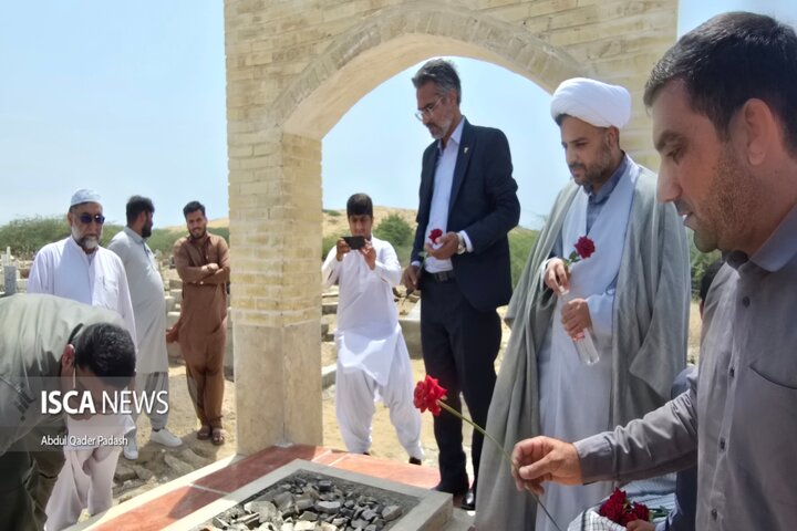 غبارروبی مزار شهدا و دیدار با خانواده شهید بچوه در هفته تعاون چابهار