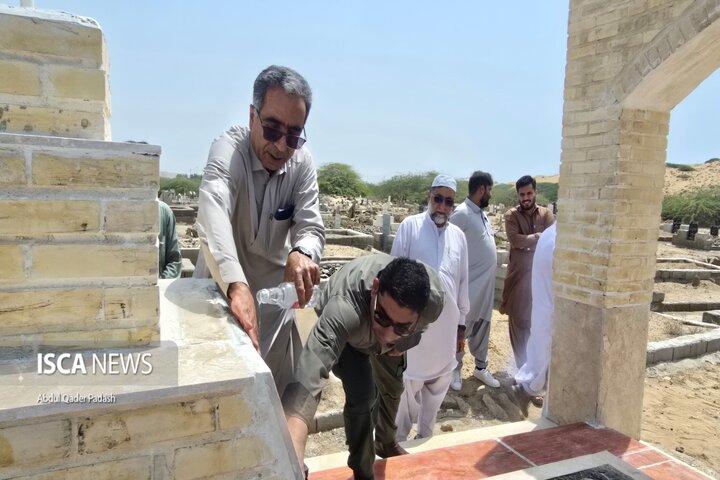 غبارروبی مزار شهدا و دیدار با خانواده شهید بچوه در هفته تعاون چابهار