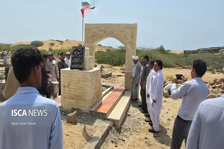 غبارروبی مزار شهدا و دیدار با خانواده شهید بچوه در هفته تعاون چابهار