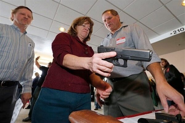 ترامپ: معلمان می‌توانند سلاح حمل کنند!