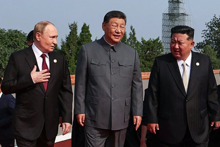 رهبر کره شمالی با قطار خود را به پکن رساند/ حضور همزمان رهبران چین، روسیه در کنار کیم اون جونگ