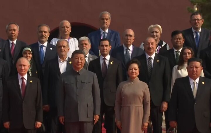 پزشکیان به همراه دخترش در مراسم رژه چین + عکس