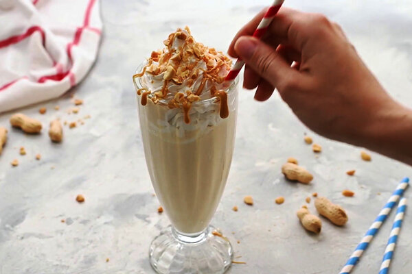 آموزش شیرینی پزی / طرز تهیه میلک شیک بادام زمینی به سبک بازاری