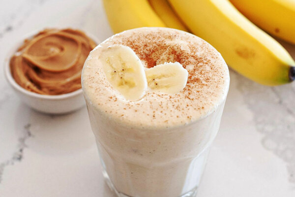 آموزش شیرینی پزی / طرز تهیه میلک شیک بادام زمینی به سبک بازاری