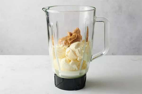 آموزش شیرینی پزی / طرز تهیه میلک شیک بادام زمینی به سبک بازاری