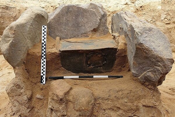 کشف خانۀ سفالی ۲۷۰۰ ساله که چهار نفر در آن دفن شده‌اند + عکس