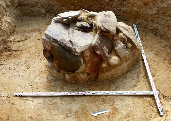 کشف خانۀ سفالی ۲۷۰۰ ساله که چهار نفر در آن دفن شدهاند + عکس
