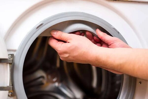 چگونه لاستیک دور در ماشین لباسشویی را تمیز کنیم؟