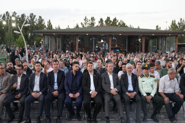 افتتاح هشتمین جشنواره انگور ارومیه در دهکده ساحلی چی‌چست