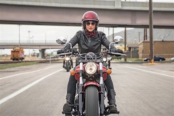 هشدار پلیس به بانوان موتورسوار / رانندگی بدون گواهینامه جرم است