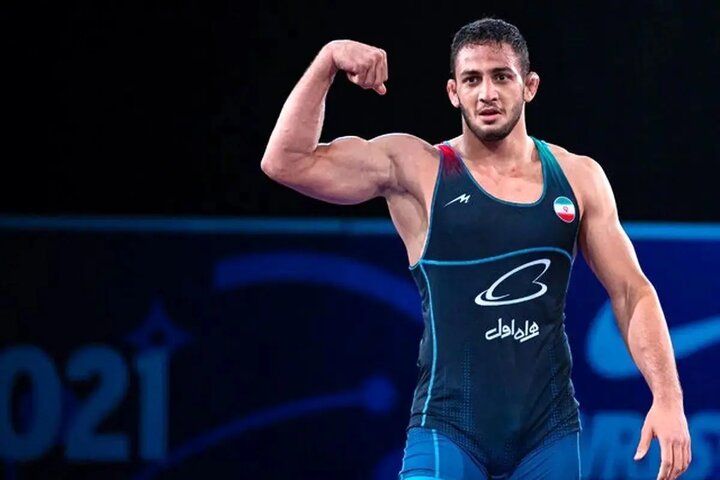 کشتی آزاد قهرمانی| صعود سخت آذرپیرا مقابل حریف مغولی