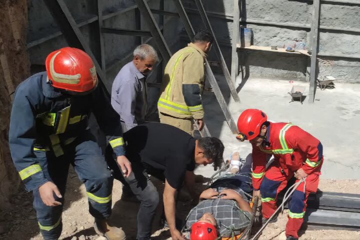 نجات کارگر ۴۰ ساله از گودبرداری ۶ متری در کرمانشاه