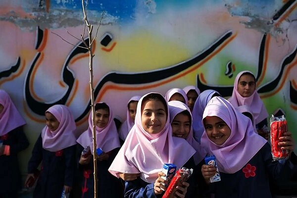 خوشمزه‌های مدرسه خطرناک‌اند / شیوع نگران کننده چاقی در دانش‌آموزان