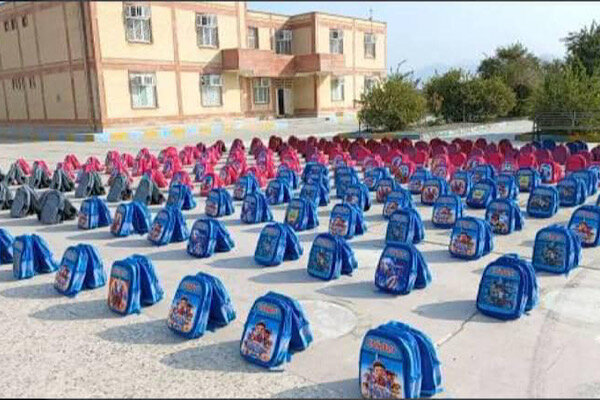 اهدای ۴۰۰ کیف و بسته لوازم التحریر به دانش آموزان نیازمند شهرستان رودان